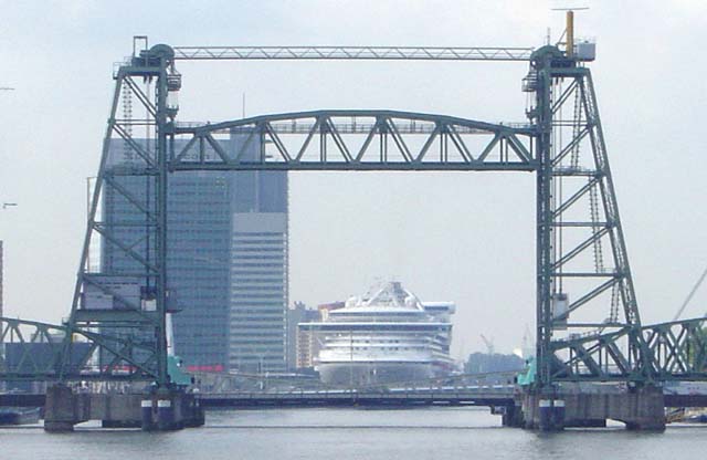 Cruiseschip ms Golden Princess van Princess Cruises aan de Cruise Terminal Rotterdam